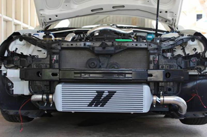 Mishimoto Universal Intercooler J-Line 550x180x90 2.5" - CDMSPORT